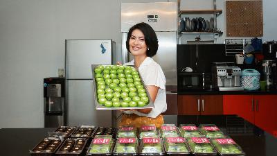Lola Amaria dengan kue hasil kreasinya di Jakarta. Tempo/M Taufan Rengganis