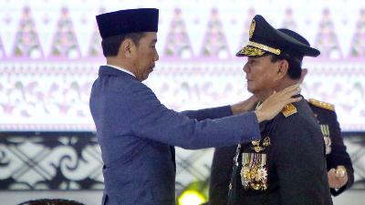 Presiden Joko Widodo memberikan kenaikan pangkat kepada Menteri Pertahanan Prabowo Subianto disela Rapim TNI-Polri Tahun 2024 di Markas Besar TNI, Cilangkap, Jakarta, 28 Februari 2024. Tempo/Subekti