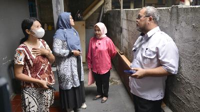 Komisioner Perlindungan Anak Indonesia, Diyah Puspitarini (kedua dari kiri), mendatangi lokasi kejadian perundungan siswa SMA Binus School Serpong di Tangerang, Banten, 21 Februari 2024. Tempo/Febri Angga Palguna