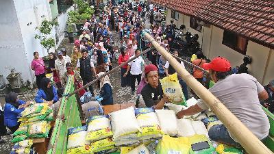 Residents queue to buy rice in the Food Supply and Price Stabilization (SPHP) program during a market operation organized by the local government and State Logistics Agency (Bulog) in Kediri, East Java, February 28. 
ANTARA/Prasetia Fauzani
