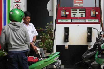 Pengendara kendaraan motor membeli bahan bakar minyak (BBM) jenis Pertalite di Jakarta, 23 Januari 2024. TEMPO/Subekti.