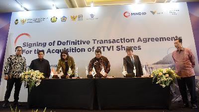 President Commissioner of Vale Indonesia Deshnee Naidoo (third left), CEO of MIND ID Hendi Prio Santoso (third right) and Executive Officer of Sumitomo Metal Mining Yusuke Niwa (second right) sign the document on Vale Indonesia divestment share takeover, witnessed by Coordinating Minister for Maritime Affairs and Fisheries Luhut Binsar Pandjaitan (right), State-Owned Enterprises (SOEs) Minister Erick Thohir (second left), and SOEs Deputy Minister Kartika Wirjoatmodjo (left) in Jakarta, February 26.
ANTARA/Indrianto Eko Suwarso
