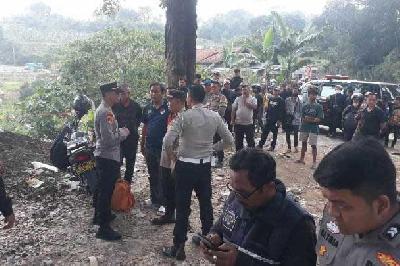 Suasana penemuan mayat Dul Kosim di wilayah Desa Sumur Bandung, Kecamatan Cipatat, Kabupaten Bandung Barat, 24 Juli 2023. Istimewa