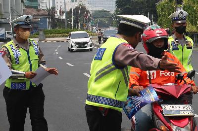 Anggota Polisi Lalu Lintas memberikan sosialisasi Operasi Zebra Jaya di Jakarta. Dok. TEMPO/ Hilman Fathurrahman W
