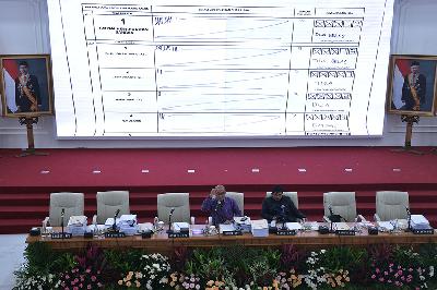 Ketua KPU Hasyim Asy’ari dan Komisioner KPU Idham Holik memimpin rapat pleno rekapitulasi penghitungan surat suara luar negeri negara Taiwan di Gedung KPU, Jakarta, 4 Maret 2024. TEMPO/ Febri Angga Palguna
