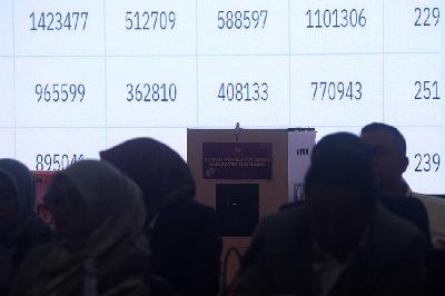 Komisioner mengikuti  rapat pleno rekapitulasi hasil Pemilu 2024 di Komisi Pemilihan Umum Provinsi Jawa Barat di Bandung, 6 Maret 2024. TEMPO/Prima Mulia