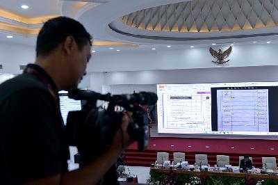Jurnalis mendokumentasikan Rapat pleno rekapitulasi penghitungan surat suara di Gedung KPU, Jakarta, 4 Maret 2024. TEMPO/ Febri Angga Palguna