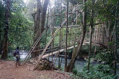 Jembatan penghubung kawasan Baduy Dalam dan Baduy Luar di Desa Kanekes, Kecamatan Leuwidamar, Lebak, Banten, 27 Februari 2024. TEMPO/Shinta Maharani