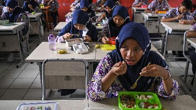 Sejumlah siswa menyantap makanan gratis saat simulasi program makan siang gratis di SMP Negeri 2 Curug, Kabupaten Tangerang, Banten, 29 Februari 2024. Antara/Sulthony Hasanuddin