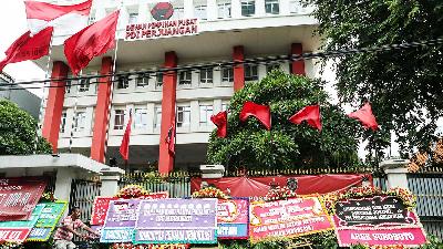 Karangan bunga yang berisi dukungan untuk mengajukan hak angket di depan Kantor DPP PDI Perjuangan di Jakarta, 8 Maret 2024. Antara/Asprilla Dwi Adha