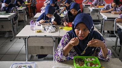 Students eat meal during a free lunch program simulation at State Junior High School 2 Curug, Tangerang Regency, Banten, February 29. 
ANTARA/Sulthony Hasanuddin

