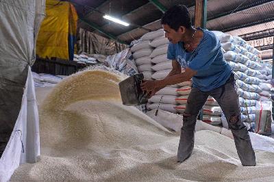 Pekerja melakukan bongkar muat beras di Pasar Induk Beras Cipinang, Jakarta, 12 Februari 2024. TEMPO/Tony Hartawan
