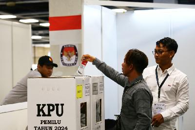 Seorang WNI memasukkan surat suara ke dalam kotak suara saat pemungutan suara ulang (PSU) Pemilu 2024 di World Trade Center, Kuala Lumpur, 10 Maret 2024. ANTARA/Virna Puspa Setyorini
