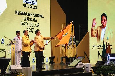 Ketua Umum Partai Golkar Airlangga Hartarto mengibarkan panji Partai Golkar saat penutupan Musyawarah Nasional Luar Biasa (Munaslub) Partai Golkar di Jakarta Convention Center (JCC), Senayan, Jakarta, 20 Desember 2017. Dok. TEMPO/Dhemas Reviyanto Atmodjo