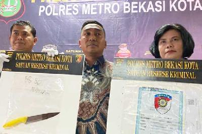 Polisi menunjukkan barang bukti pembunuhan oleh ibu terhadap anaknya di Bekasi. detik.com/Tina Susilawati