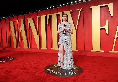 Emma Stone saat tiba di pesta Vanity Fair Oscar setelah Academy Awards ke-96 di Beverly Hills, California, Amerika Serikat, 10 Maret 2024. REUTERS/Danny Moloshok