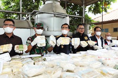 Kantor Pelayanan Utama Bea dan Cukai Tipe Madya Pabean (KPUBC TMP) C Soekarno-Hatta, Tangerang, memusnahkan 2.564 boks olahan pangan milk bun hasil sitaan petugas. Dok. Badan POM