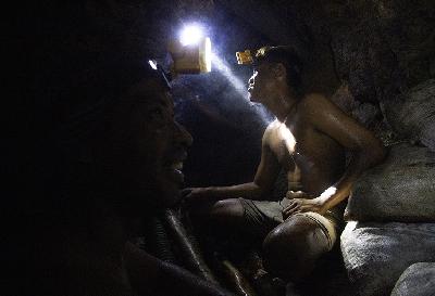 Penambang emas di dalam lubang lokasi pertambangan rakyat, Desa Anggai, Pulau Obi, Kabupaten Halmahera Selatan, Maluku Utara, 3 Februari 2024. ANTARA/Andri Saputra