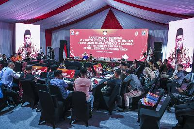 Komisioner KPU August Mellaz (kiri) dan Mochammad Afifuddin (kanan) memimpin rapat pleno B rekapitulasi penghitungan surat suara Provinsi Kalimantan Utara di Gedung KPU, Jakarta, 12 Maret 2023. ANTARA/Galih Pradipta
