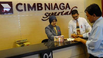 Nasabah melakukan transaksi di kantor cabang Bank CIMB Niaga Syariah, Jakarta. Dok.Tempo/Dinul Mubarok
