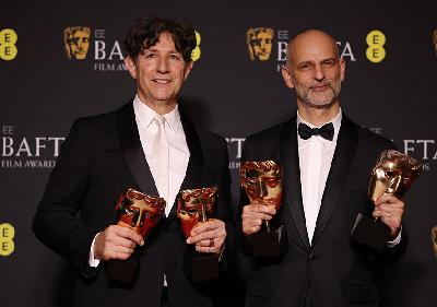 Sutradara Jonathan Glazer dan produser James Wilson mendapat penghargaan untuk film "The Zone of Interest" pada acara British Academy of Film and Television Awards (BAFTA) 2024 di Royal Festival Hall , Southbank Centre, London, Inggris, 18 Februari 2024. REUTERS/Hollie Adams