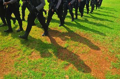 Anggota Polisi dari satuan Sabhara mengikuti gelar pasukan pengamanan pemilu 2024 di Alun-alun, Kudus, Jawa Tengah, 13 Februari 2024. ANTARA/Yusuf Nugroho