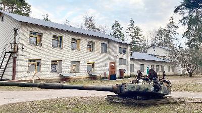 Tank milik tentara Rusia bangunana sekolah Desa Yahidne, Chernihiv, Ukraina, 22 Maret 2024. Tempo/Husein Abri