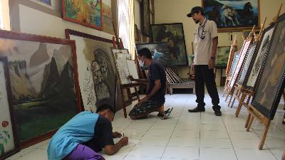 Pasien melukis di kanvas dan kertas saat masa rehabilitasi, di Rumah Sakir Jiwa Dr. Radjiman Wediodiningrat, di Lawang, Kabupaten Malang, Jawa Timur. Tempo/Eko Widianto