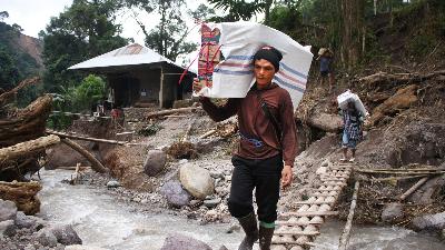 Masyarakat secara swadaya mengantarkan bantuan ke korban banjir bandang Kampung Langgai, Nagari Ganting Mudik Utara Surantih, Pesisir Selatan, 12 Maret 2024/Tempo/Fachri Hamzah.