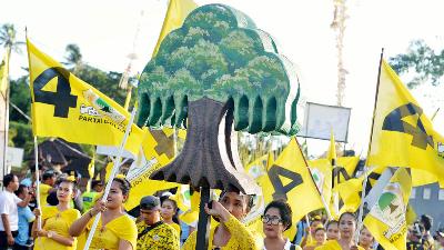 Simpatisan Partai Golkar mengikuti kegiatan kampanye Partai Golkar di kawasan Penarungan, Badung, Bali, 13 Januari 2024. Antara/Fikri Yusuf