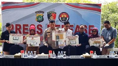 Soekarno-Hatta Airport Police present the evidence of an international network involved in the sale of pornographic videos of underage children, February 24. 
TEMPO/Ayu Cipta

