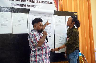 Panitia Pemungutan Suara (PPS) merekapitulasi hasil penghitungan suara di kantor Distrik Manoi Kota Sorong, Papua Barat Daya, 21 Februari 2024. ANTARA/Olha Mulalinda
