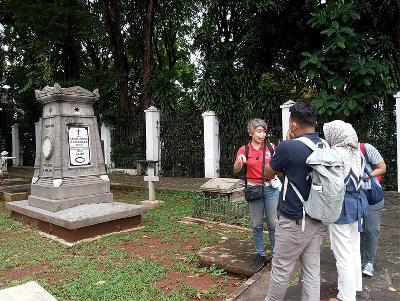Pemandu Sejarah, Mimireich Lie menunjukkan nisan anggota Freemason, Mayor Jendral Johan Harmen Rudolf Kohler yang tewas di perang Aceh di Museum Taman Prasasti, Jakarta, 16 Maret 2024. TEMPO/Jihan Ristiyanti