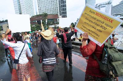 Massa yang tergabung dalam Aliansi Masyarakat Adat Nusantara melakukan aksi damai terkait RUU Masyarakat Adat di kawasan Bundaran Hotel Indonesia, Jakarta, 2016. Dok. TEMPO/Eko Siswono Toyudho