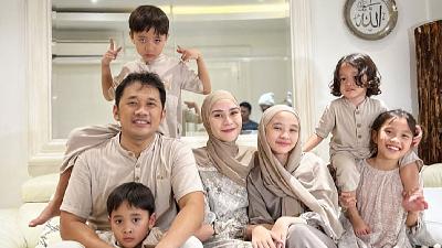 Zaskia Adya Mecca (tengah) bersama suaminya, Hanung Bramantyo, dan anak-anaknya/instagram.com/zaskiadyamecca
