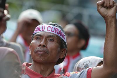 Demonstran berunjuk rasa menolak pemilu curang di depan Gedung KPU RI, Jakarta, 20 Maret 2024. TEMPO/Subekti