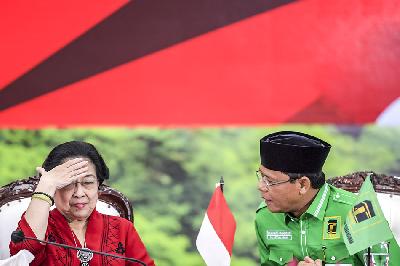 Ketua Umum PDIP Megawati Soekarnoputri (kiri) berbincang dengan Plt Ketua Umum PPP Mardiono (kanan) saat melakukan pertemuan di kantor DPP PDIP, Jakarta, 30 April 2023. ANTARA/Galih Pradipta