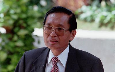 Alwi Dahlan saat menjabat sebagai Ketua Badan Pembinaan Pendidikan Pelaksanaan Pedoman Penghayatan dan Pengamalan Pancasila (BP7), 1998. Dok. TEMPO/Robin Ong