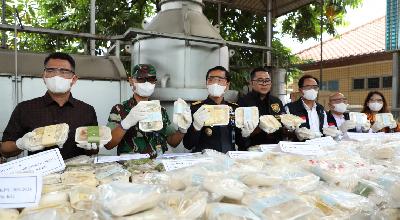 Petugas dari Bea Cukai Bandara Soekarno-Hatta dan Badan Pengawas Obat dan Makanan saat pemusnahan satu ton milk bun asal Thailand, 8 Maret 2024. Dok.BPOM