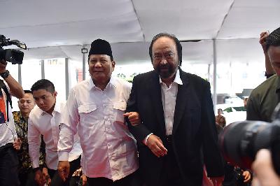 Presiden terpilih periode 2024-2029 Prabowo Subianto disambut Ketua Umum Partai NasDem Surya Paloh saat tiba di NasDem Tower, Jakarta, 22 Maret 2024. TEMPO/M Taufan Rengganis