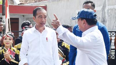 Presiden Joko Widodo berbincang dengan Menteri Pertahanan Prabowo Subianto setelah meresmikan Inpres Jalan Daerah di Madiun, Jawa Timur, 8 Maret 2024. Antara/Siswowidodo