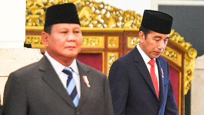 President Joko Widodo (right) and Defense Minister Prabowo Subianto at the State Palace, Jakarta, February 21.
ANTARA/Hafidz Mubarak A
