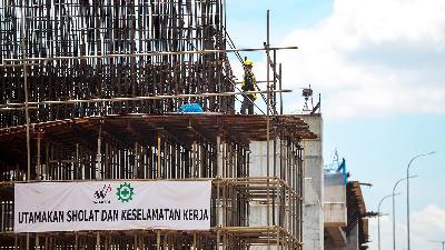 Construction work by Waskita Karya on Becakayu Toll Road Section 1A in Prumpung, Jakarta, December 2021.
TEMPO/Tony Hartawan
