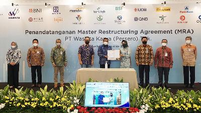Debt restructuring agreement through the Master Restructuring Agreement (MRA) between Waskita Karya and seven bank creditors, at Mandiri Club, Jakarta, August 2021.
Waskita Doc.

