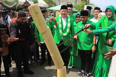 Ketua Umum Partai Persatuan Pembangungan (PPP) Muhamad Mardiono (tengah) bersama kader PPP melakukan kampanye terbatas PPP di Kabupaten Nagan Raya, Aceh, Aceh, 9 Desember 2023. ANTARA/Syifa Yulinnas