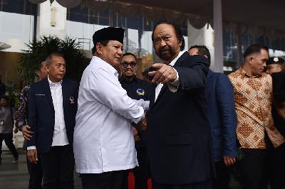 Presiden terpilih periode 2024-2029 Prabowo Subianto bertemu Ketua Umum Partai NasDem Surya Paloh di NasDem Tower, Jakarta, 22 Maret 2024. TEMPO/M Taufan Rengganis

