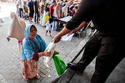 Keluarga Penerima Manfaat (KPM) tengah mengantri bantuan sosial (bansos) pangan di Kantor Pos Tanjung Priok, Jakarta, 19 September 2024. Tempo/Tony Hartawan