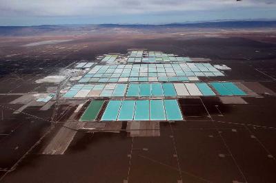 Pemandangan udara kolam air garam tambang litium SQM di dataran garam Atacama di gurun Atacama Chile Utara. REUTERS/Ivan Alvarado