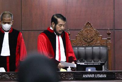 Anwar Usman saat menjadi Ketua Majelis Hakim sidang putusan atas gugatan Undang-Undang Nomor 7 tahun 2017 tentang Pemilu terkait usia minimal capres-cawapres menjadi 35 tahun di Mahkamah Konstitusi, Jakarta, 16 Oktober 2023. TEMPO/Subekti