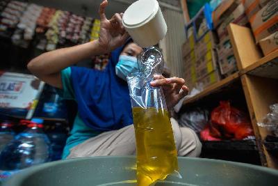 Pedagang mengemas minyak goreng curah di Jakarta. Tempo/Tony Hartawan
